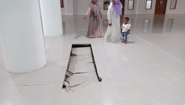 Ambruknya Keramik Lantai Dasar Masjid Agung Abdya Kian Melebar