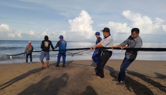 Pj Bupati Abdya Hadiri Kegiatan Gotong Royong dan Tarik Pukat Bersama Nelayan