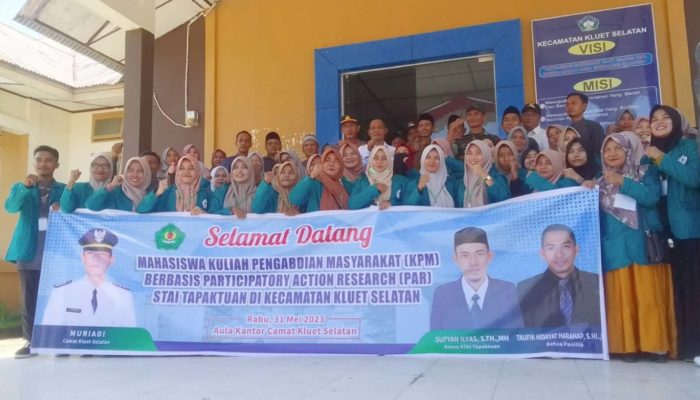 Ketua STAI Tapaktuan Serah Terima Mahasiswa KPM Dengan Camat Kluet Selatan