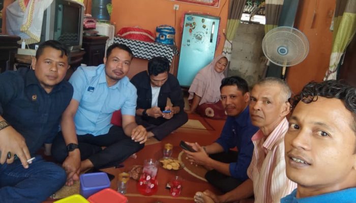 Pengurus PWI Aceh Barat Besuk Wartawan yang Tertimpa Musibah