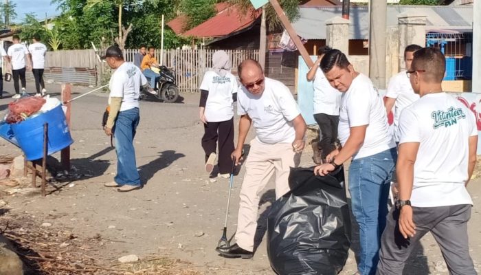 Hari Lingkungan Se-Dunia, PLN Aceh dan Bank Sampah USK Bersihkan Makam Syiah Kuala