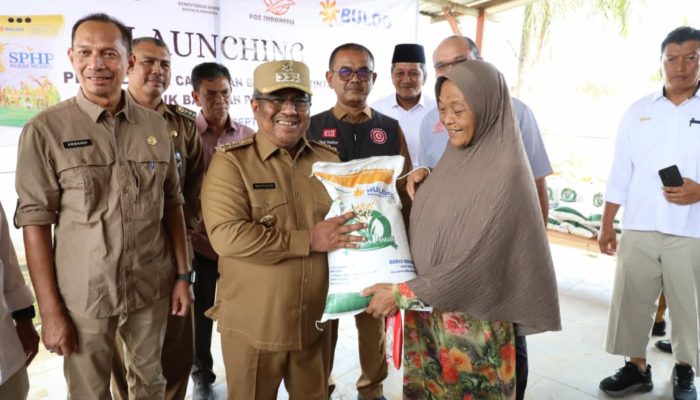 Pj Bupati Aceh Utara Serahkan Bantuan Beras CBP untuk Masyarakat Miskin