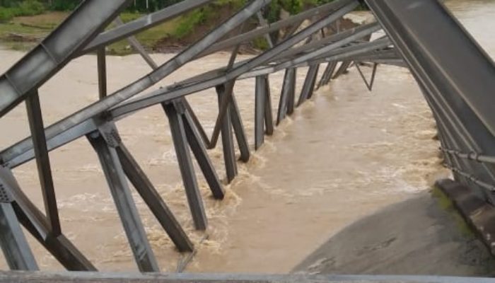 Jembatan Alue Buloh Nagan Raya Ambruk, Ratusan Warga Terisolir