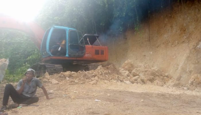 Diduga Tak Kantongi Izin, 1 Unit Excavator Keruk Gunung di Simeulue Barat