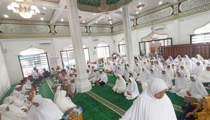 Jemaah Calon Haji Kecamatan Susoh Abdya Dilepas dengan Tradisi “Peusijuek”