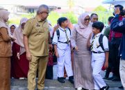 Pj Gubernur Aceh Antar Anak pada Hari Pertama Masuk Sekolah