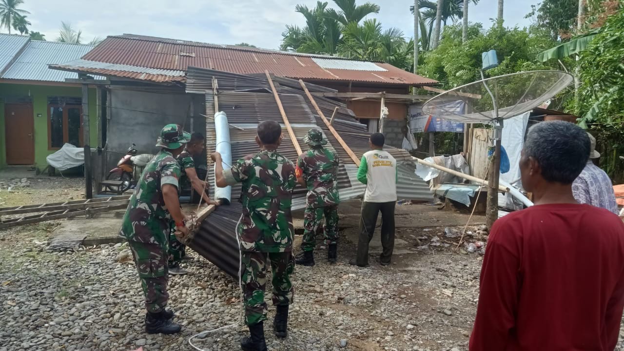 TNI di Abdya Respon Cepat Evakuasi Puluhan Rumah Terdampak Badai