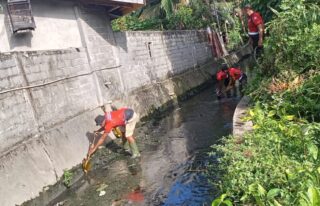 Jumat Bersih: Tagana Padang Hilir Abdya Bersihkan Parit dari Sedimen dan Sampah