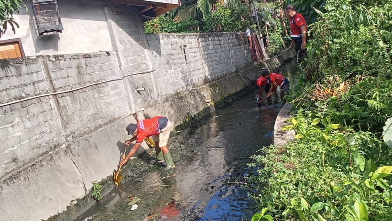 Jumat Bersih: Tagana Padang Hilir Abdya Bersihkan Parit dari Sedimen dan Sampah
