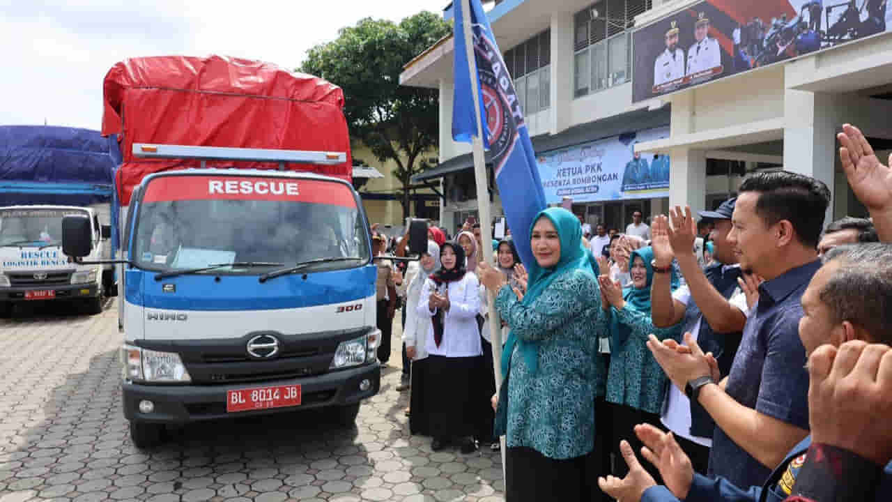 Istri Gubernur Aceh Lepas Tiga Truk Bantuan untuk Warga Terdampak Banjir