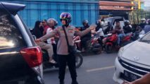 Urai Kemacetan, Polwan Polres Abdya Turun Tangan Atur Lalulintas di SPBU Susoh