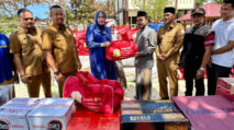 Pesantren Babul Maghfirah Terbakar, Istri Gubernur Aceh Serahkan Bantuan Sosial