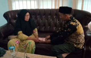 Ibu Rumah Tangga di Abdya Salurkan Zakat Rp30 Juta ke Baitul Mal