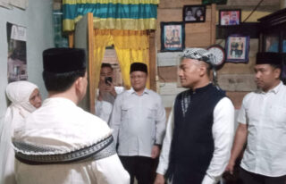 Safari Subuh di Jeumpa, Bupati Abdya Beri Tausyiah dan Sambangi Rumah Warga Tak Mampu