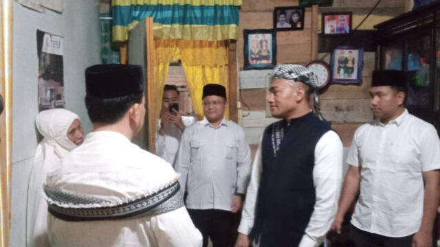 Safari Subuh di Jeumpa, Bupati Abdya Beri Tausyiah dan Sambangi Rumah Warga Tak Mampu