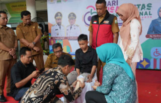 Peringati HDI 2025, Pemerintah Aceh Serahkan Bantuan Kaki Palsu bagi 98 Disabilitas