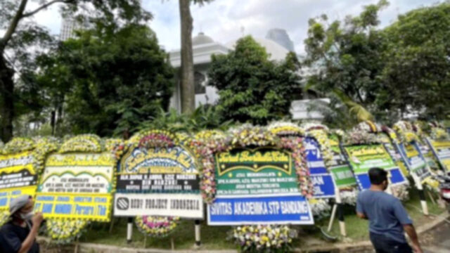 Mengirim Karangan Bunga ke Rumah Duka, Apakah Termasuk Takziah?